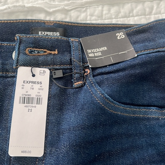 Express mid rise skyscraper jean dark wash size 2 short - Picture 3 of 3
